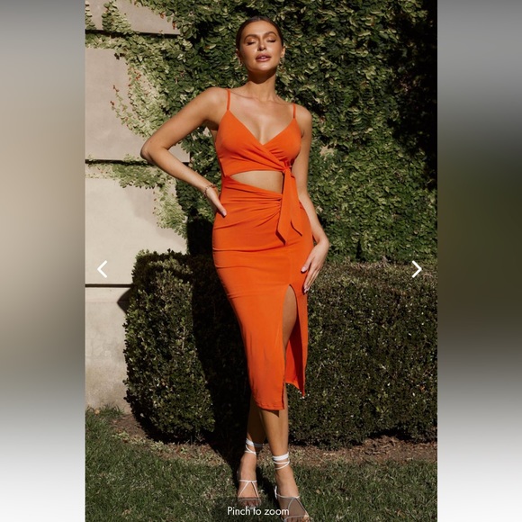 Selfie Leslie Dresses & Skirts - DOMINICA TWIST FEATURE CUT-OUT WAIST MIDI DRESS TANGERINE 🍊 in size US M